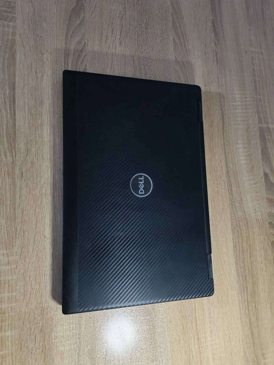 جهاز من فئة Workstation مثالي للمهندسين، المصممين، وطلاب الهندسة.
 المواصفات التقنية:
المعالج: Intel Core i5-8400H (جيل ثامن فئة H عالية الأداء، يتفوق على فئات الـ U في المهام الثقيلة).
الذاكرة (RAM): سعة 16GB 
كارت الشاشة (GPU): كارت منفصل NVIDIA Quadro P2000 بسعة 4GB (مخصص حصراً لبرامج الرندرة، المونتاج، والـ 3D مثل AutoCAD و Premiere).
التخزين (Storage): دبل هارد SSD 

الهارد الأول: 256GB SSD (للنظام والبرامج لضمان سرعة الإقلاع).
الهارد الثاني:  Tera 1 SSD (مساحة ضخمة وسريعة جداً لحفظ الملفات والمشاريع).
الشاشة: 15.6 بوصة 
النظام: Windows 11 
 مميزات إضافية:
يحتوي على نظام تبريد مزدوج (مروحتين) للعمل لساعات طويلة دون حرارة.
هيكل متين جداً بتصميم احترافي.
ياتي مع جنطة وموس باد 
قابلية عالية جداً لتطوير الرامات والهاردات مستقبلاً.
 السعر المطلوب: [ 415,000] دينار.
 المكان: [بغداد]
 للتواصل: [***********] بغداد, العراق
