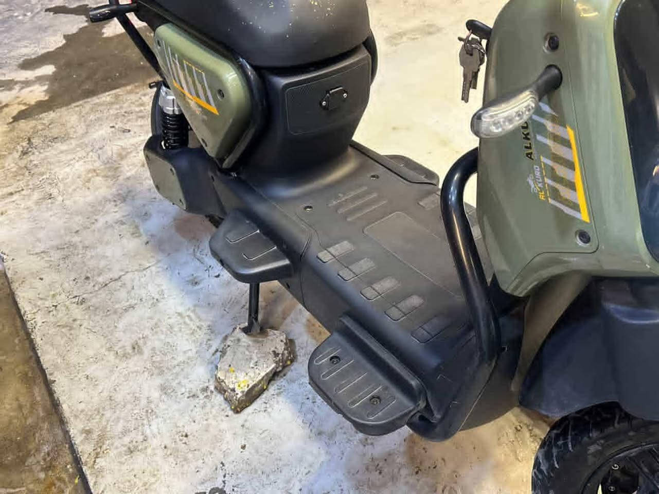 سلام عليكم دراجه للبيع يولنكو نضيفه خمس بطاريات تلث سرع حقيقي تمشي 60 تقرالك 99 السعر 570وبيها مجال الاستفسار ع الرقم ***********متواجد واتساب
