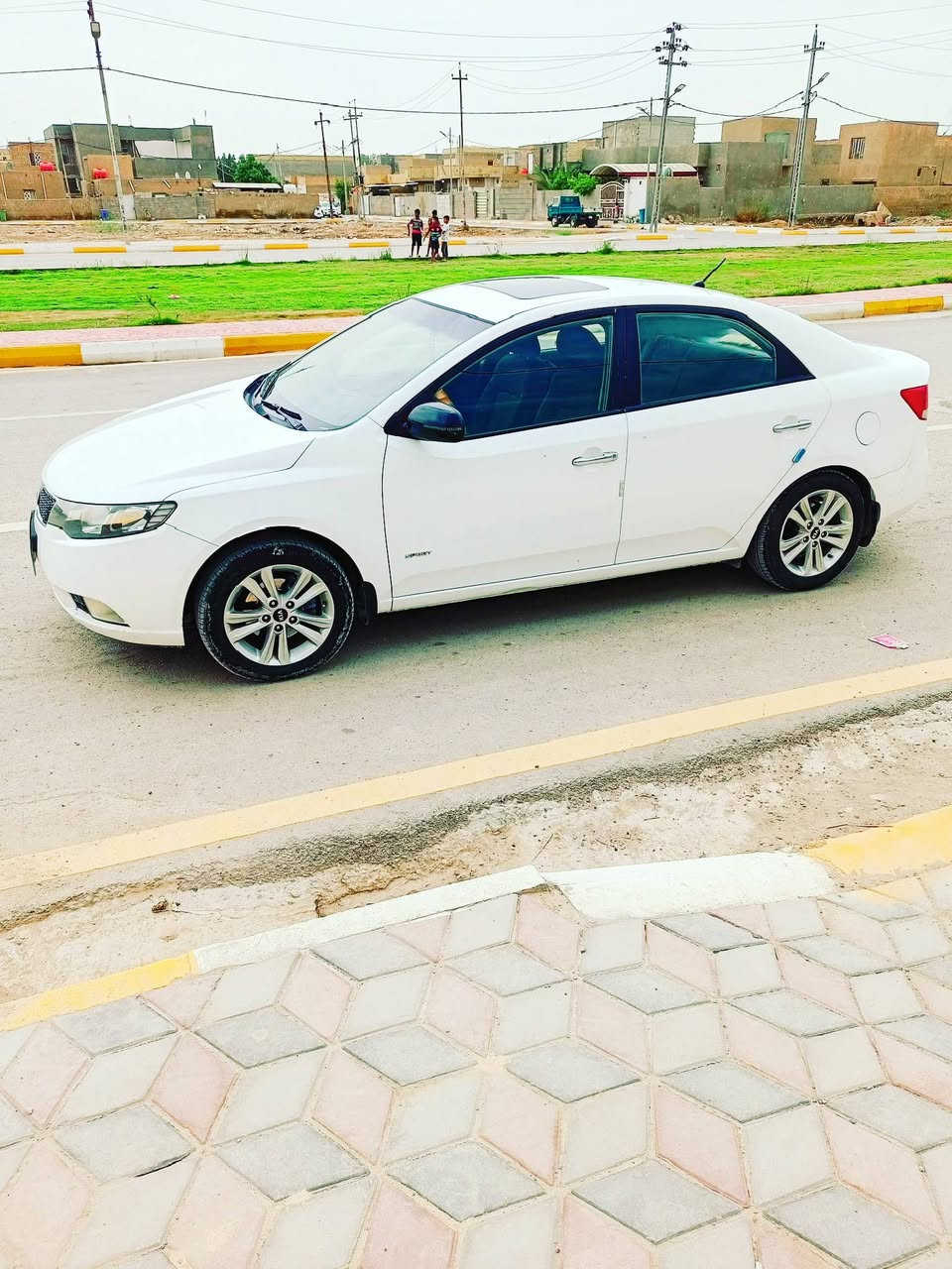 السلام عليكم سيراتو للبيع رقم شمالي الألماني موديل 11 فول مواصفات عدا بصمه مابيه نقص اي شي ربع ماتصرف عليه سيارة جديدة تخم تاير  صار أسبوع من شديته تبريد تدفئه فتحه سقف اشاره بلمراءه شفتات ستيرن الحداديه صار شهر مشتغله كله جديد بيه فقط صبغ جاملغ خلفي وشويه بالباب الخلفي اثر شخط مكان السيارة واسط سعر 115 وبيه مجال الاتصال على رقم ***********
