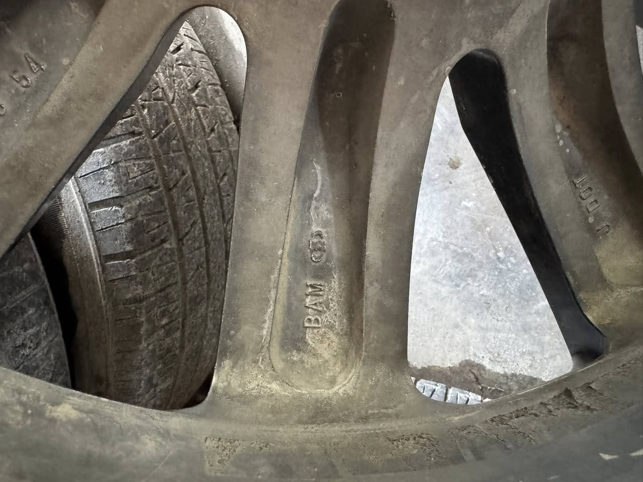 سلام عليكم
ويل كب لكزز حجم 21 اصلي 
تك واحد ويل وتاير وحساس 
زيرو 
***********
