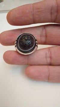 وبركاته  خاتم جزع يماني نقش ( العزه لله ) ومن تحت الحجر مرصود  قياس ال...