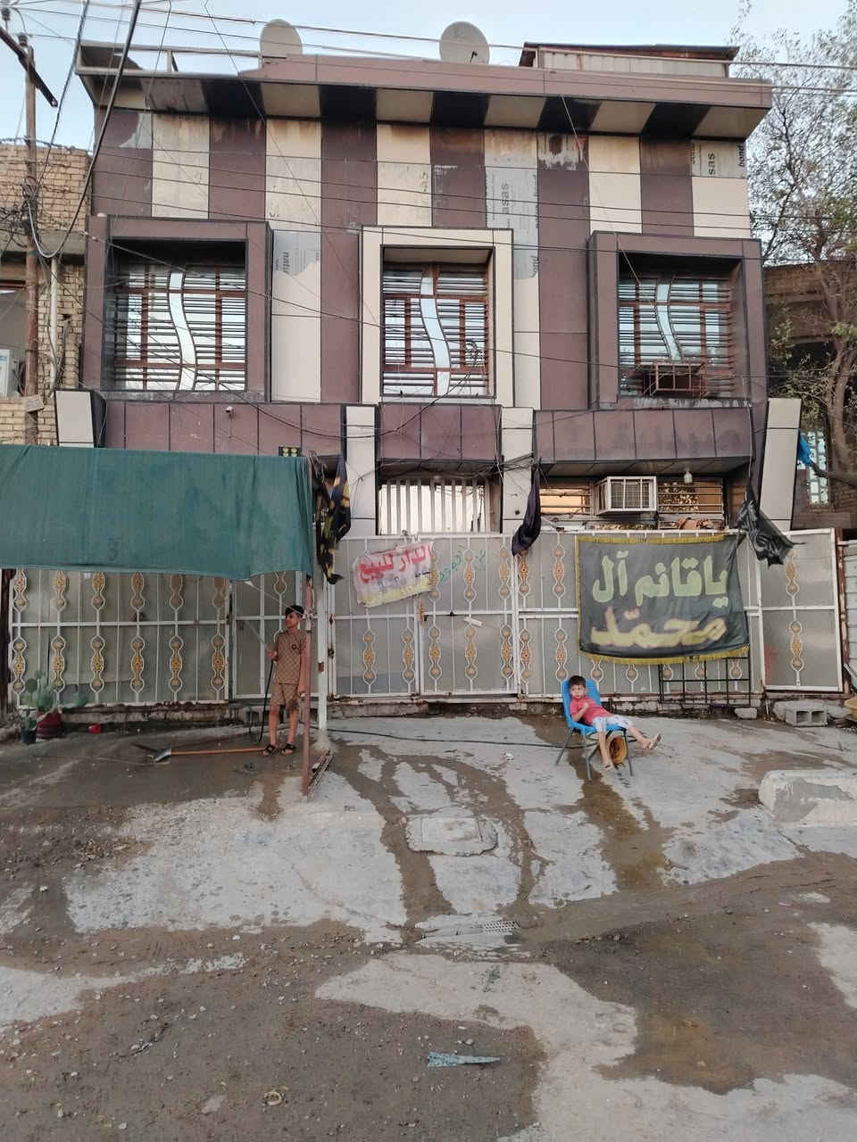 دار البيع  طابو صرف مساحه ١٠٠ عل شارع عام قرب  سواق  كرار وائلي  شارع عريض موقع تجاري الاستفسار تصال عل رقم تالي ***********
