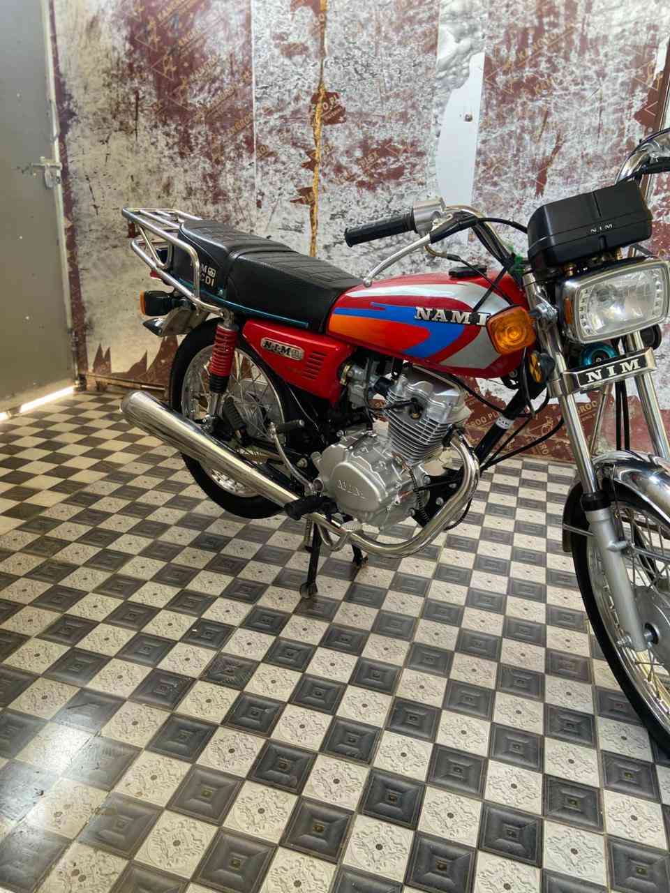 سلام عليكم دراجه البيع نوع نامه متياز مديل 25 اوراق  سكنر  دراجه كلشي بيها شغال دراجه الون الميزز  الدراجه احله من الصور مكان الدراجه بابل مسيب حي.للعسكري  السعر 700 بيها مجال الشراي ودللل ***********
