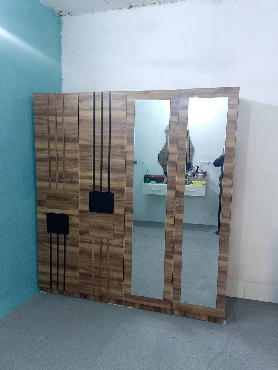 ئه م ژووري نوستني توركييه بؤ فرؤشتن ره نگي قاوه يي كاله دؤشه كي ئيسفه نجي ده ره جه يه كي له گه له 5پارچه يه نرخي 400هه زار به گه ياندن و به ستنيش***********
