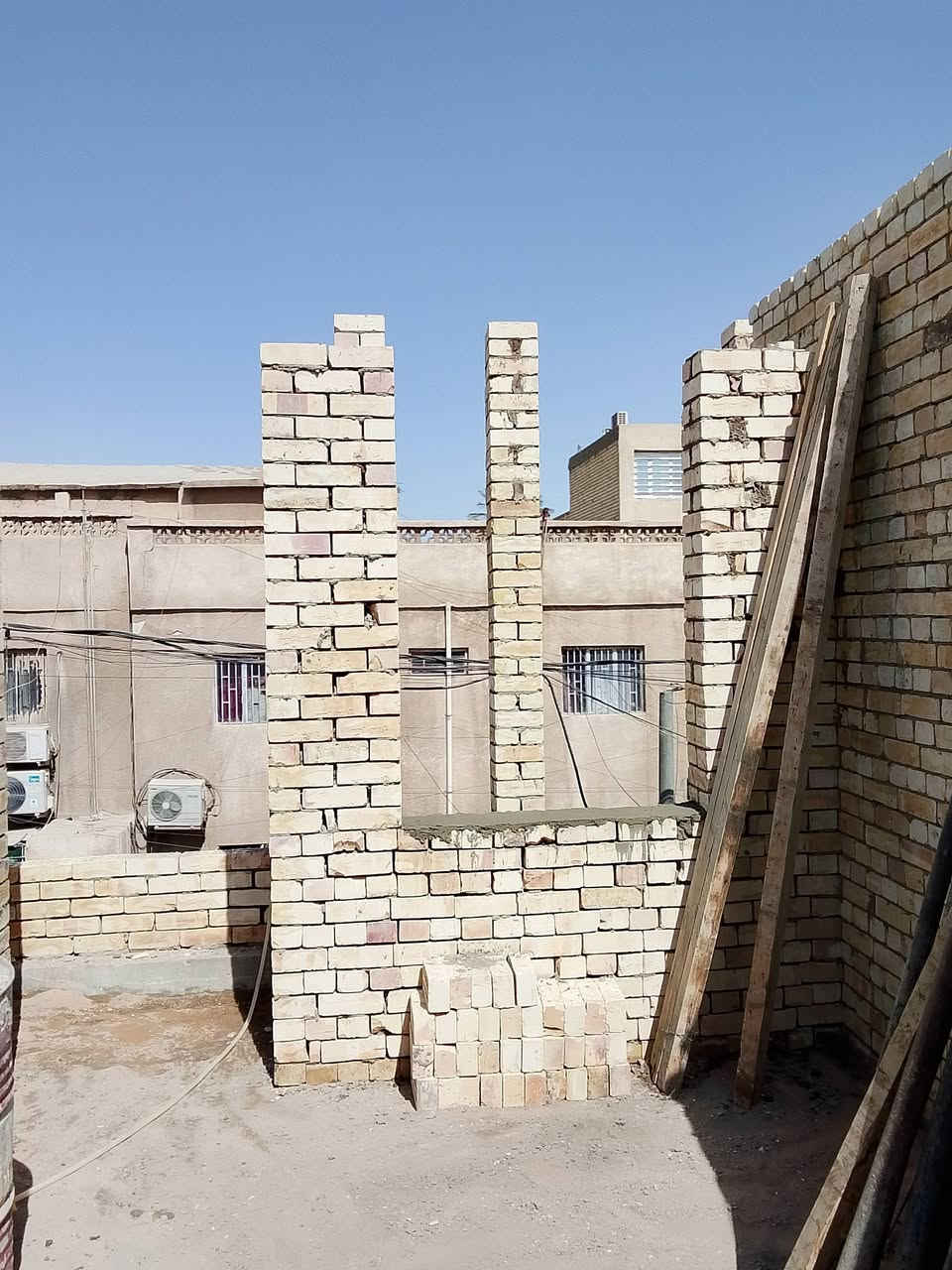 السلام عليكم معاكم ابو احمد خلف البناء معايا كادر بناء مصري شغل درجه اولى ***********
