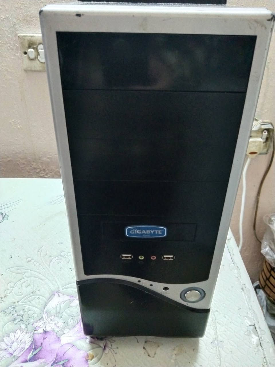 السلام عليكم
حاسبة دسكتوب تجميع انتل زيون جيل الثالث مستعملة نظيفة للبيع 
......
السعر 200 ألف دينار 
***********
عنوان بغداد زيونة 
البيع بضمان الفحص 
لا يتوفر توصيل 
.......
ملاحظة 
كيس فقط بدون أي ملحقات 
كيس فقط بدون أي ملحقات 
......
المواصفات 
معالج انتل زيون جيل الثالث رقم المعالج E3 1230v2
كارد شاشة 4 كيكا جديد AMD RX 470 GDDR5 
هارد 240 كيكا للنظام والبرامج جديد SSD 
هارد 500 كيكا للالعاب HDD 
رام 16 كيكا جديد 8+8 تردد 1600 DDR3 
مذربورد جديد جيل الثاني والثالث H61 DDR3 
باور سبلاي 400 واط حقيقي Huntkey 
كيس فقط وسط تجاري 
.......
الحاسبة تعمل على نظام وندوس 11 وتحتوي على أكثر من 30 لعبة طور القصة اوفلاين مع لعبة ببجي موبايل اونلاين 
.......
مع جزيل الشكر لإدارة المجموعة
