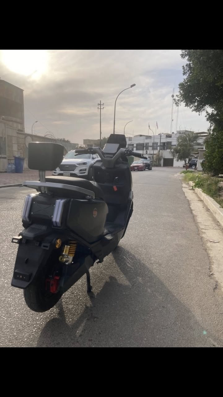 السلام عليكم دراجه شحن صاعقه للبيع دراجه نظيفه كلش و معتني بيها كلششش هوايه شوفت عينكم نظافه الدراجه شخط مابيها و مصارلها عندي فتره كلش قليله الدراجه خير من الله موصفات الدراجه ملف 3000 بطاريات 6 كباررر مسطره بيها نظام بارك و نظام بك و نظام سبورت اشاير يمنه يسره دبل إشاره بالاضافه إلى شاشه تاب تقره الاعطال بيها كروز سرعه مثبت سرعه لايت عالي ناصي زنون مساحه خزن تحت الكشن دراجه جديده بمعنى الكلمه كلش نظيفه و كامله مكمله كامله من الألف للياء  اي نقص مابيها 
سعرها 925 و بيهاااا مجال 
مكاني بغداد بالقرب من كراج العلاوي 
للاستفسار *********** واتساب او محمول
