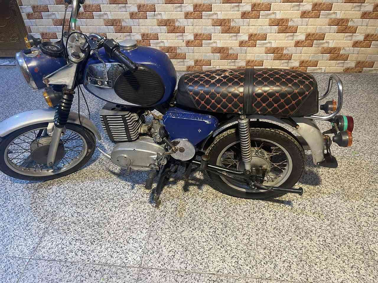 سلام عليكم دراجه للبيع 81 ادوات ادوات دراجه حلوه كله شغاله ليحم جوها الكشن والخشم مكينه حلوها  ماعرف يا كصه كهربائيات شغاله مكاني بصره سعرها 700 وبيه مجال مكاني بصره ***********جسر خالد
