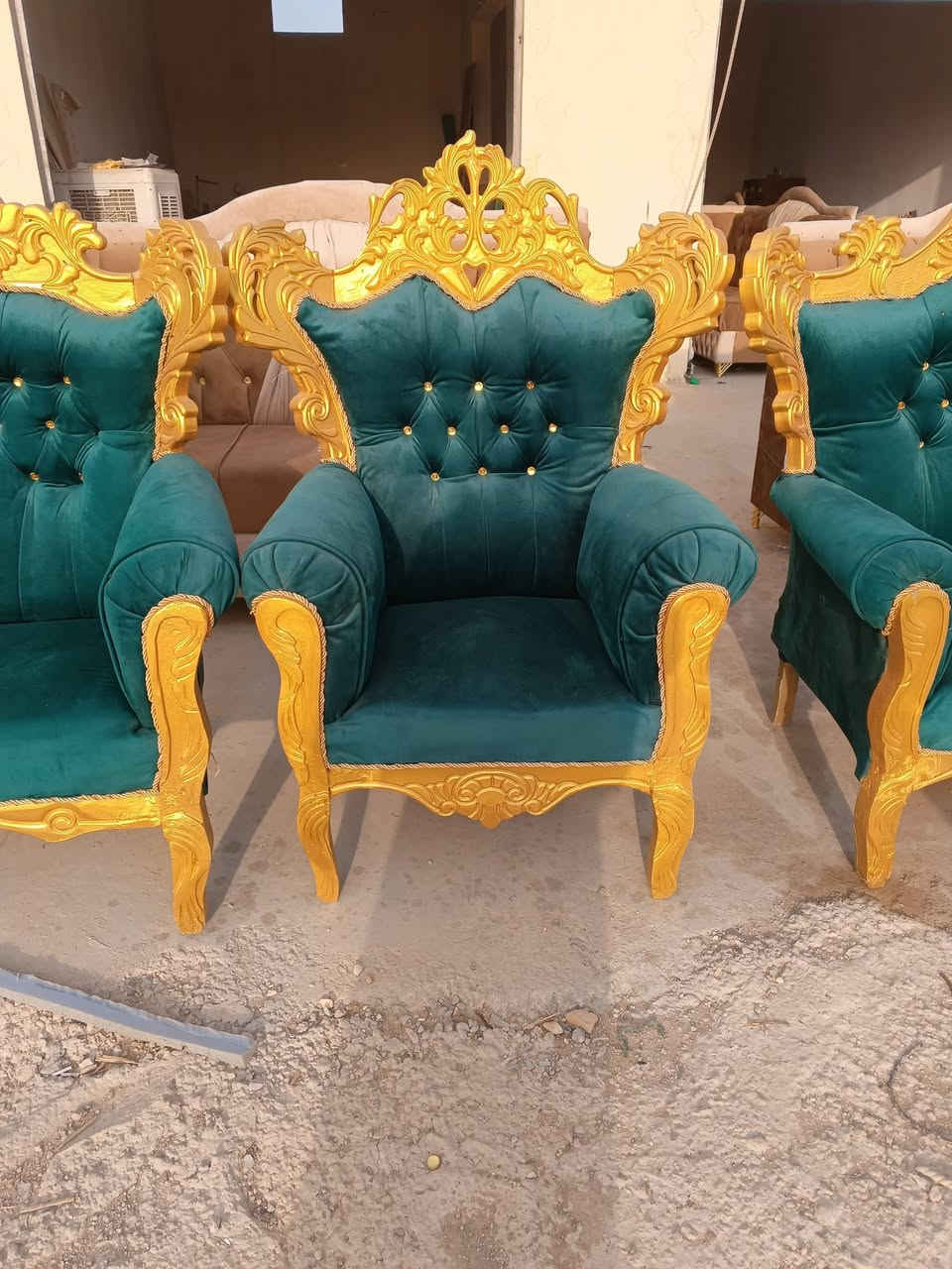 تخم زان مصري للبيع وبسعر مناسب  مع جراجيب باب خشب مع مكتبه صغيره رقم الهاتف ***********
