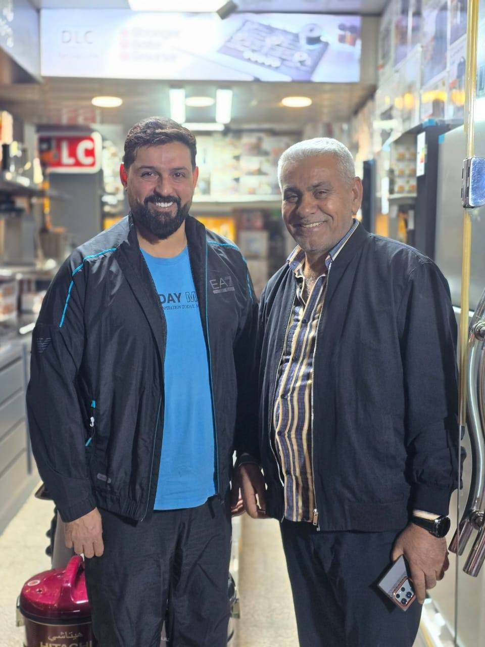 بسم الله الرحمن الرحيم 
 رحلة في الكرادة  .
في زحمة أسواق بغداد، حيث تختلط الأصوات وتضيع الثقة بين البائع والمشتري، يبقى البحث عن الصدق رحلة طويلة. لكن الجميل في الأمر أن الإنسان المحترم لا يختبئ طويلاً، فحين وجدته أدركت أن الأمانة ما زالت حيّة، وأن التعامل الراقي لا يزال موجودًا رغم كل شيء. احترام، صدق، وراحة في التعامل… نعم، ما زال الخير حاضرًا بيننا، فقط يحتاج من يبحث عنه بإخلاص .
 الصفا لتجارة الأجهزة الكهربائية  .
من أراد النصيحة وشراء جهاز مثل غسالة ثلاجة طباخ لن تجد افظل منه اطلاقآ من ناحية السعر والنوعية ، اتمنى له التوفيق ان شاءالله .
 السبت ٢٠٢٥/١٢/٢٧ 
@إشارة 
#الشعب_الصيني_ماله_حل
