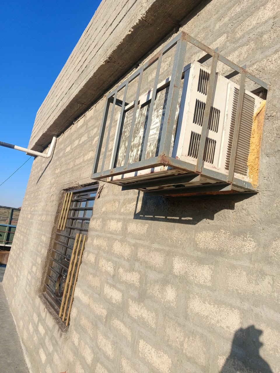 سلام عليكم  مكيف البيع شرط شقال مكان صلاحالدين الحجاج  سعر 250الف وبيه مجال المو شراي الا يتصل  ***********
