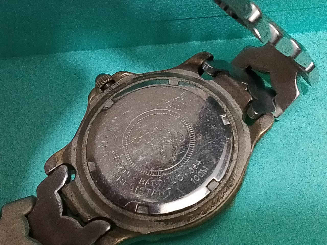 ساعه روتاري (Rotary)
الموديل المحتمل: يُعتقد أنها ساعة غواصين طراز Aspen.
الميزات: مقاومة للماء حتى عمق 100 متر، وزجاج ياقوتي (Sapphire) مقاوم للخدش، وتعمل بحركة كوارتز.
الساعه مطليه بالذهب 
الحالة:
 الساعة بحاله ممتازه 
للتقييم والبيع  .'


**إذا كنت صاحب هذا الإعلان وتريد حذفه لأي سبب، رجاءا أرسل رسالة إلى الدعم الفني**