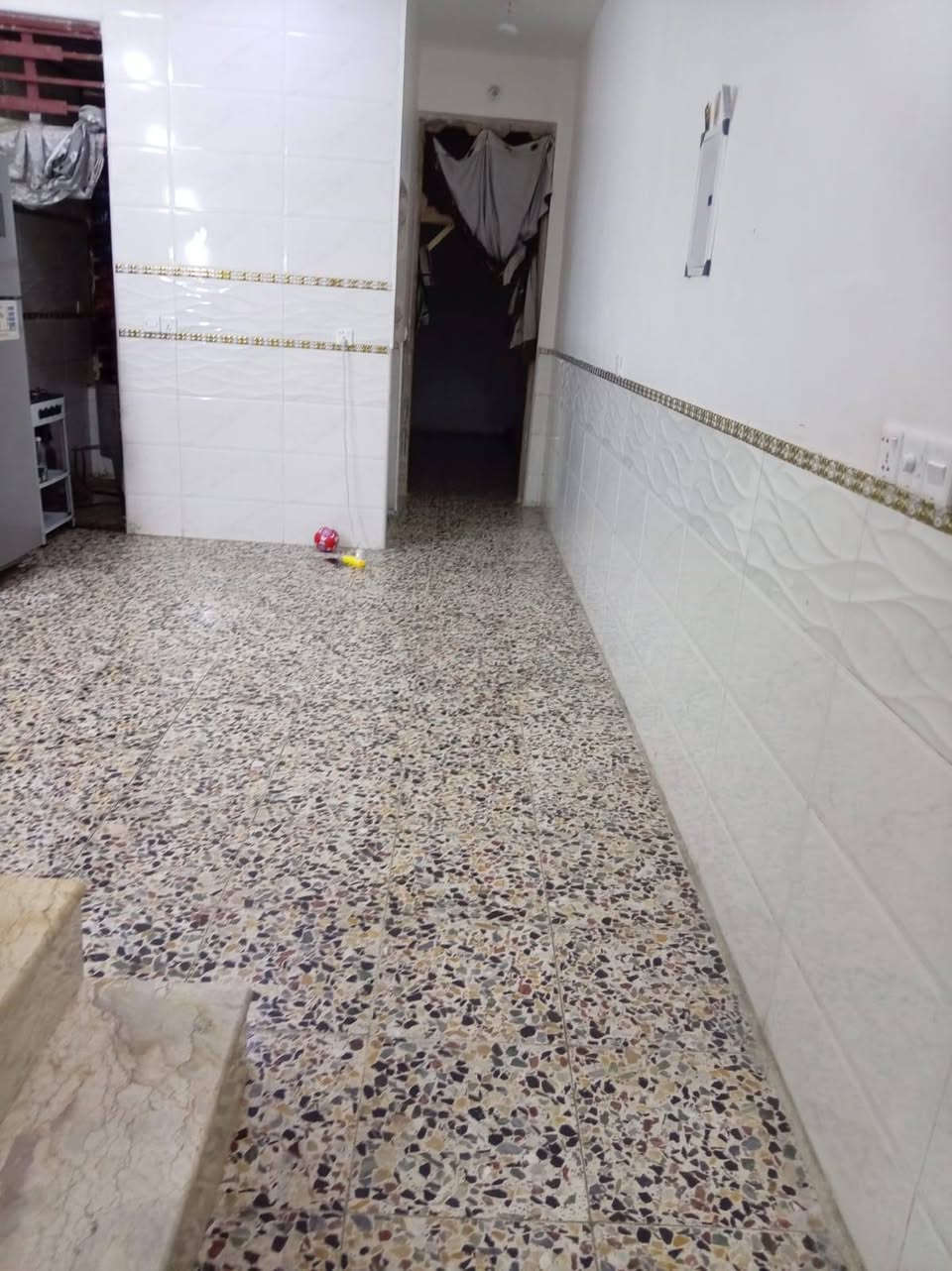 بيت مساحه 72 في مدينه الصدر قطاع 49 خلف الجامع يحتوي على 4غرف نوم الاستقبال مطبخ +صاله مساحه حوش صغيره 3 صحيات ثلاث طوابق بيت طابو ملك مسلح جديد  بس طابق ثالث غرفه ومرر ما مابوخات بناء2026 سعر140  رقم  ***********
