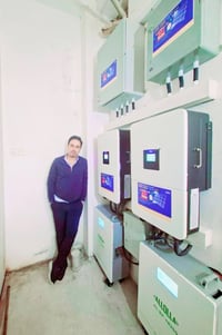 طاقة شمسية • ٧٥ لوح ٦٤٠ واط • بطاريات ١٥ كيلووات