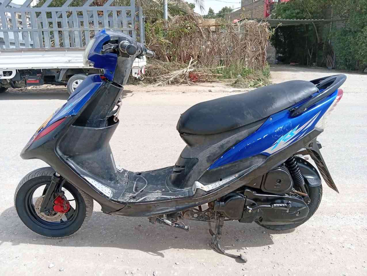 السلام عليكم دراجه ماكس للبيع تخم تاير جديد باتري جديد شلعه ومعدل فول كهربائيت كله شغاله مبدل بس ولفات بيه مره وحده مفتوحه كيلو متر كيج بانزين كله شغال 
ملاحظه.... نقصه راجز سلف فقط  مكينه خير من الله لاتنقيص ولاتبخير  السعر 375وبيه مجال قليل 
***********
