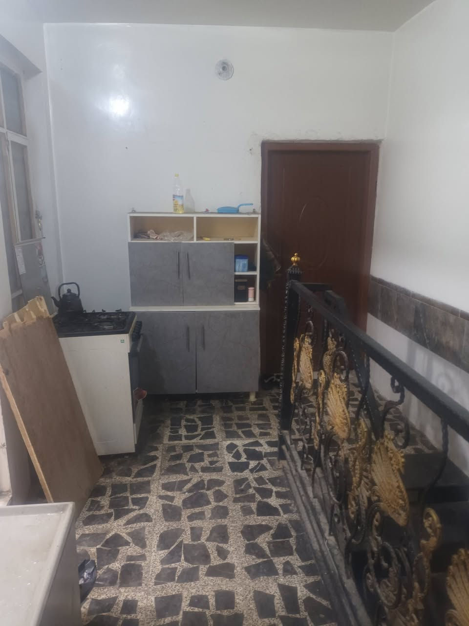 بيت للبيع المساحه ٩٠ طابق ونص يحتوي على استقبال وغرفة وصاله وطابق الثاني يحتوي على غرف نوم وصحيات وسطح العنوان المشتل حي فدك المعسكر قريب على شارع العام السعر ٥٥ مليون للإستفسار الاتصال على الرقم ***********
