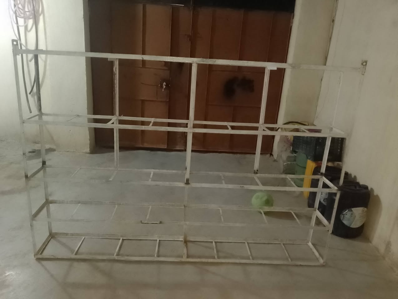 ميز ورف للبيع للاستفسار الاتصال بهدا الرقم ***********
