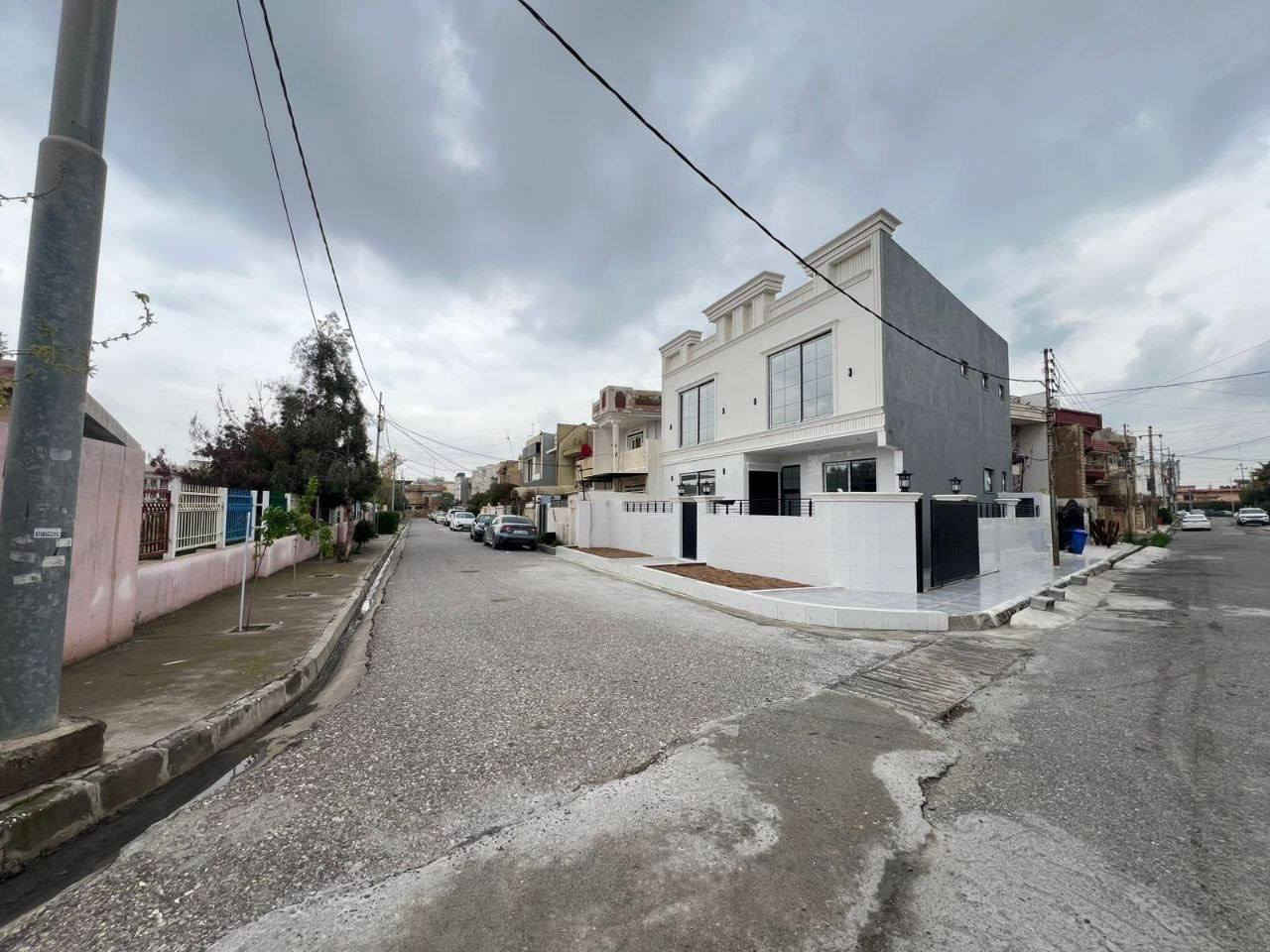 � بيت للبيع في أربيل – فرصة مميزة
🔸 سند طابو رسمي – يتسجل باسم أي عراقي
📍 أربيل – 99 زانكو (قرب شارع 100م)
📐 التفاصيل:
➖ المساحة: 150 متر
➖ طابقين

🛏️ يتكون من:4 غرف نوم
استقبال+صالة
مطبخ.....مجموعه صحيات 
للتواصل ***********
