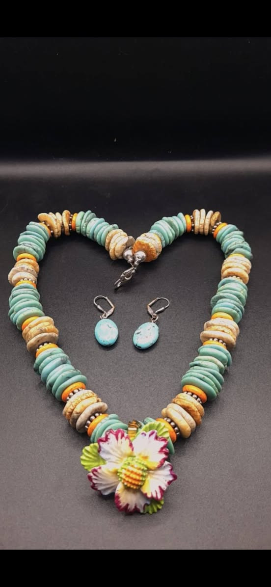 تخم قديم من الفيروز الاصلي بفواصل عطف تبتي قديم واقفال فضة الوزن 140غم هاند ميد صياغة قبائل وأعمال تراثية واضحة المعالم ونادرة ،،، 

     ***********          واتساب
