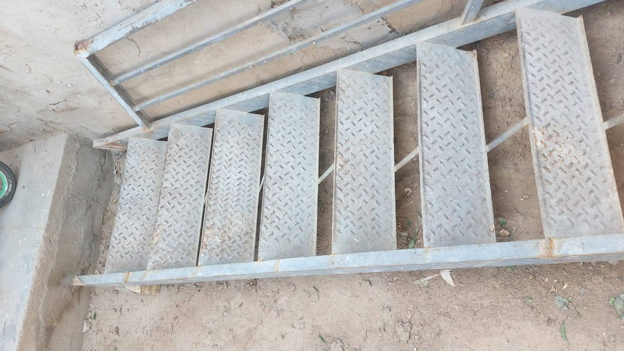 درج للبيع طول 4 ونص تفصال نضيف المكان المعمل السعر 150 وبي مجال 
***********
