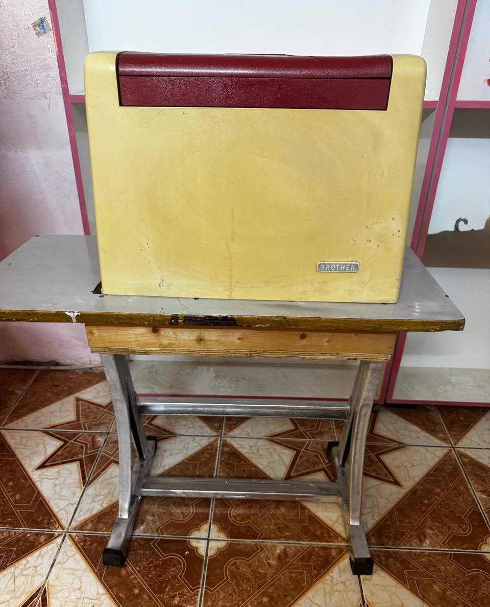 مكينة سوبر برذر الذهبي اصلي ياباني كاملة مع ميز والجنطة سعر ٢٠٠ ألف 
***********
