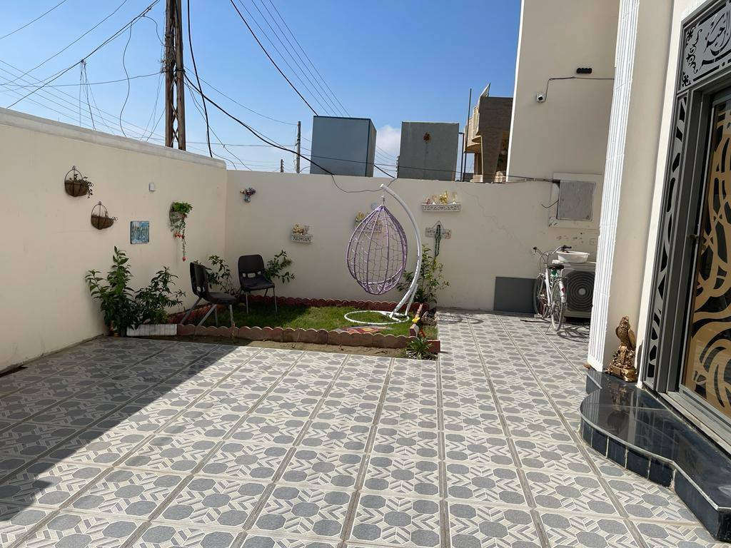 السلام عليكم بيت  للبيع  
مساحه 300
عنوان:قادسيه يقع بين شارع المستشفى وبين شارع 60
بيت بناء حديث 
للستفسار ***********
