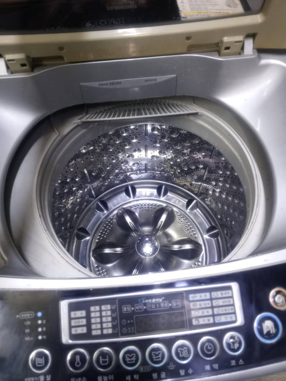 السلام عليكم غساله Lg ااكوري الاصلي 13 كيلو ضمان شرط ااشغل ومامصلحه ابد نضيفه جدا السعر 150 مكاني بصره ‏‪‏‪***********‬‏
