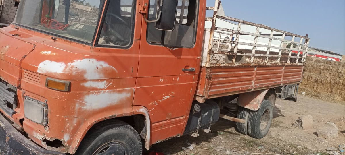 السلام عليكم مرسيدس للبيع موديل 81 ماكينه بيع بخار جير حداديه اكسين وسطاني بالثمانيهك***********
