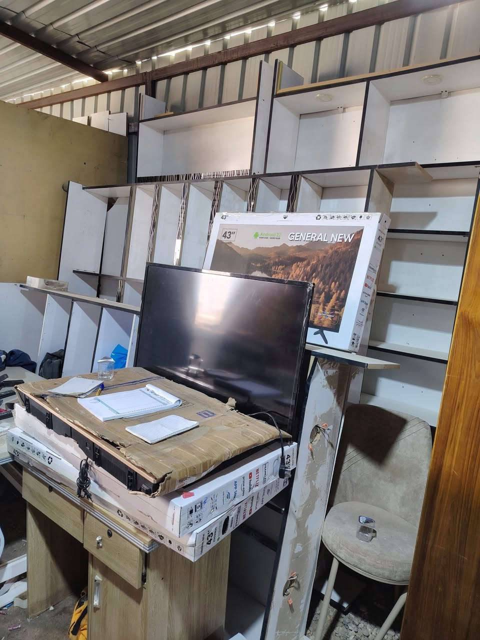 لبيع وشراء الأثاث المستعمل والجديد ومراوس كاطون مدخل الرازي شارع السايدين قرب المجسر نشتري كافت الأثاث المنزلي ولمكتبي وغرف نوم تركي صاج عراقي للاستفسار هاتف وتس اب ***********
