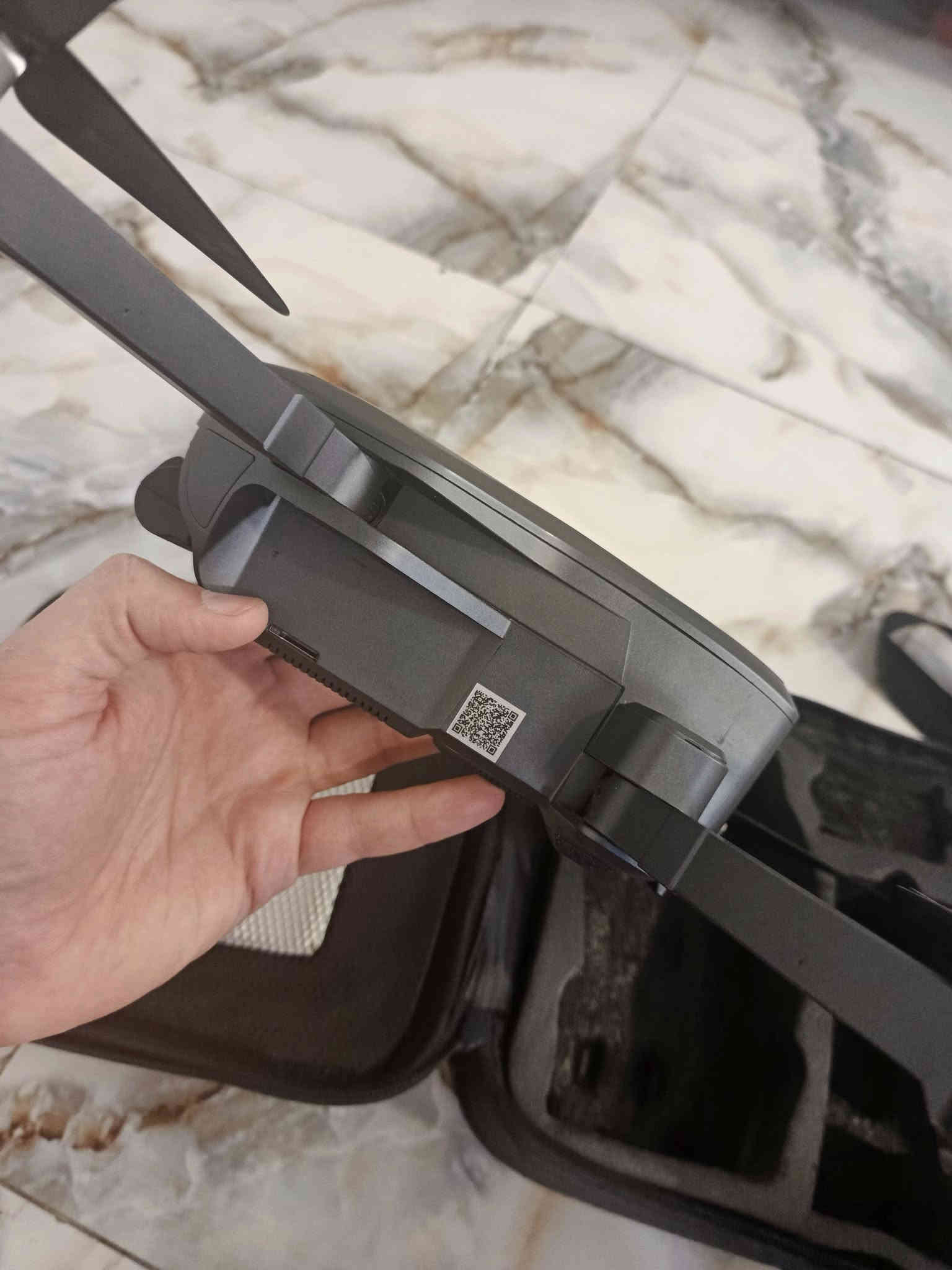 درون نوع Sg 906 max ماكس العملاق بمواصفات عالية
درون حجم كبير ذو تصوير احترافي
كامرة دقة عاية بگمبل ثلاثي لثبات الفيديو اثناء التصوير 
خاصية الثبات العالي في الطيران والهواء العاصف
خاصية الجي بي اس تعود الى نقطة الاقلاع في حال فقدن الاشارة من الريمونت
محركات برشلس قوية ومراوح كبيرة مرنة
ريمونت شحن واضائة داخلية
دبل بطارية كل بطارية تعطيك طيران اكثر من عشرين دقيقة 
حقيبة للحمل والمحافظة على الدرون 
للبيع مكاني بغداد  
السعر ٢٩٠ الف ولي مجال
