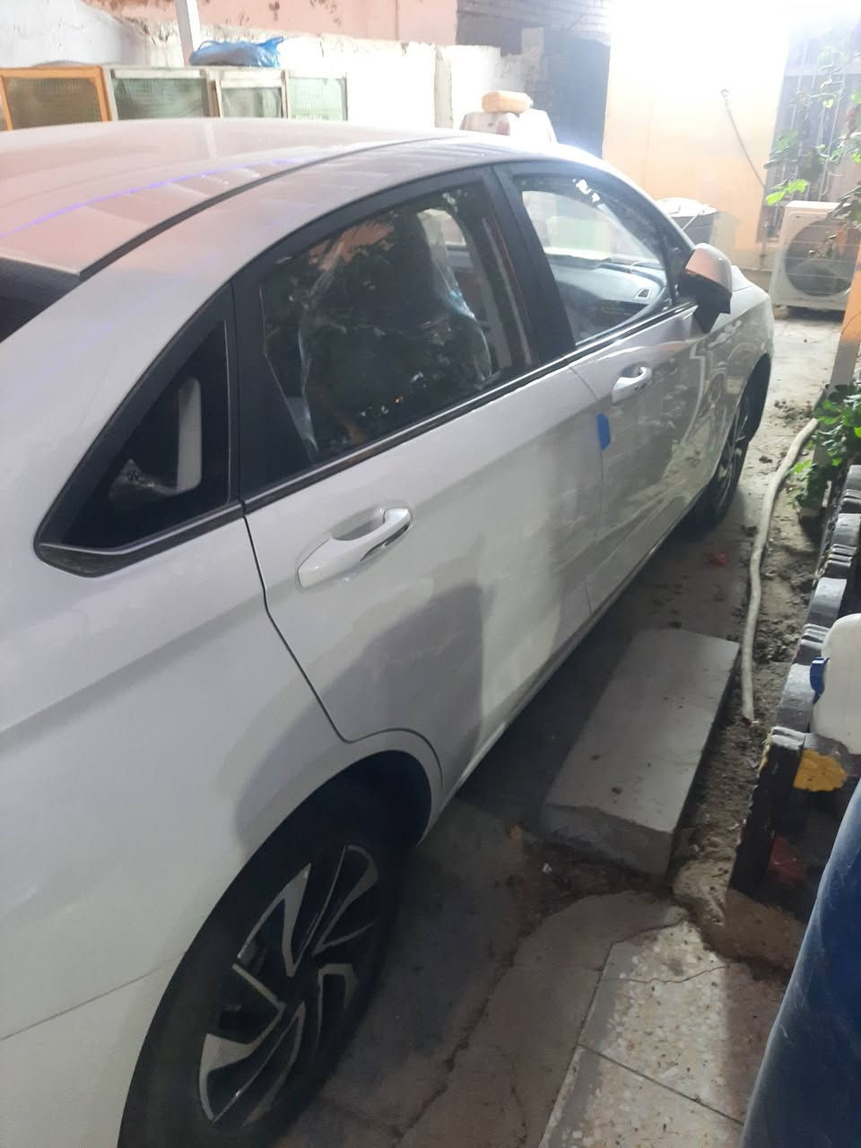 سياره صنيه حره غير محجوزه
موديل 2026
لون ابيض الرقم علينا
السياره زيرو
الشراي يتصل 
على الرقم
***********
