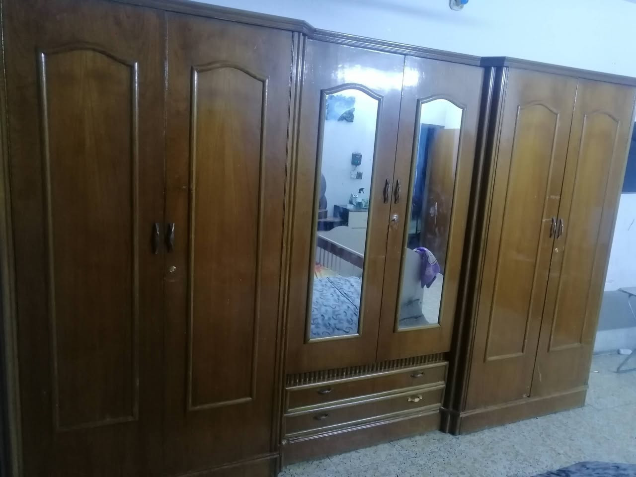 السلام عليكم غرفه صاج للبيع وياه زاويه وسرير السعر 500ألف عنوان الدوره*********** وبيه مجال قليل
