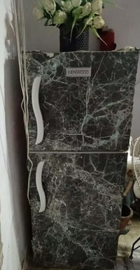 ثلاجه صغيرة • نضيفه • تجميد وتبريد