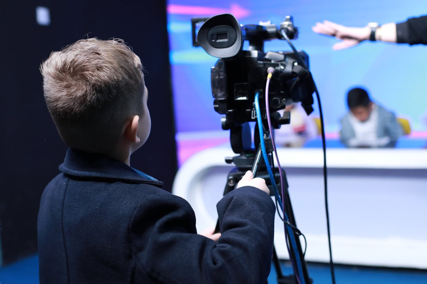 منو منكم زار 🎙️📺 قسم الإذاعة والتلفزيون
في مدينة حلم الأطفال؟ الفرع الاول والثاني 😉😉
سولفونة  شنو أكثر شي عجبكم 👇🥰

اذا حاب ابنك او بنتك تكون مذيع او مذيعة ؟ مراسل؟ أو نجم تلفزيون؟ 🌟
الفرصة موجود بتحقيق حلمك 🎤📺

🕘 أوقات الدوام:
▪️ الفرع الأول: من 9 صباحاً – 10:30 مساءً
▪️ الفرع الثاني: من 12 ظهراً – 10:30 مساءً
🏫 نستقبل السفرات المدرسية:
من 9 صباحاً – 1 ظهراً
🚌 الكروبات السياحية: طوال الأسبوع
📍 مواقعنا:
▪️ الفرع الأول: بغداد / شارع فلسطين
مجاور مول النخيل – مقابل وزارة النفط
▪️ الفرع الثاني: بغداد / شارع أكد
داخل المدينة مول – الطابق الثاني
📞 للتواصل والاستفسار:
راسلونا عبر الصفحة أو واتساب 👇
▪️ 0771 466 5555
▪️ 0781 466 5555
▪️ 0772 912 0601
▪️ 0774 022 6060
✨ مدينة حلم الأطفال… لأن الفرح يبدأ من الطفولة ✨
