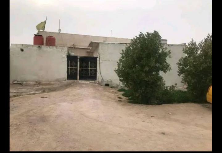 بيت للبيع مقابل شداد الفارس مساحه 400 5غرف وديوان ومطبخ حار وبارد وحمامات خارجي  وحمام داخلي سقف كونكريت وبي بير رتوازي وخط اساله السعر 75وبي ***********
