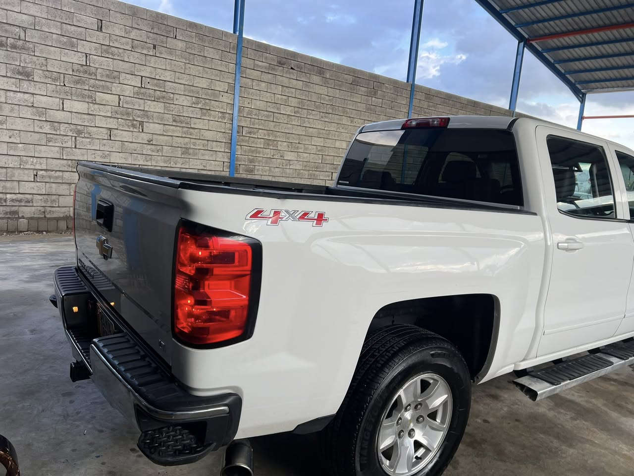 سلام عليک
شوفرلیت سلفرادو 
مودیل 2015 
رقم سلیمانیە بسمی 
محرک V8 5.3  کیر بشرت
باب طویل بودی قصیر مرغوب
سیار حیل نضیف 
جملغ امامی ترف سکن بس سبوغ مابی معجون بدون دواخل لایت جدید 
تایە جدید
سیارە ماشاللە نضیف 
وارد امریکی
مکان کفري تابع محافضە دیالي
رقم 
***********
