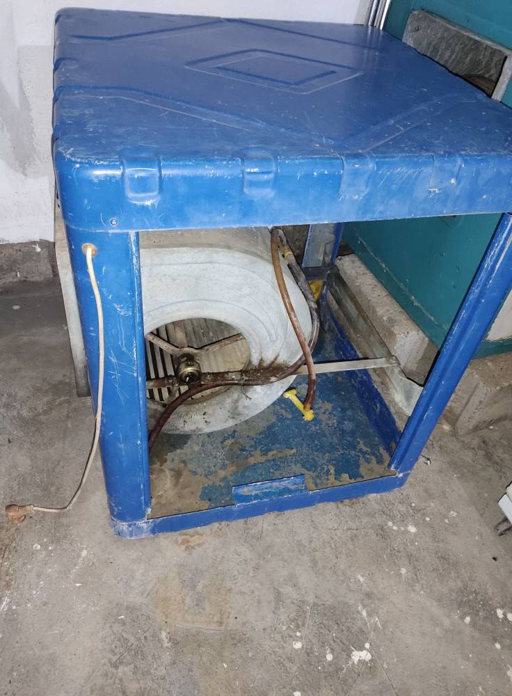 سڵاوی خواتان لێ بێت ئەو ئەشیایانە بۆ فرۆشتن لەچوارقوڕنەن هی من نین  ،، سەلاجەکە ۱٤قەدەمەکە ٨۰هەزار ،،سەلاجە ۱٨قەدەمەکە ۱۰۰ هەردوکیان مەزبوت دەست کاریان نیە ،،تیڤیەسۆنیکەکە  ٦۰قوفڵی ،موبەڕیدەکە٥۰،، تیڤیە جەنەڕاڵە یابانیەکە  ٨۰قوفڵی ،، تەباغەکە ۱۱۰ ،، فەرشەکە ۱۰۰ ، کەندوەکە ۱٥لەچوارقوڕنەن *********** بشدار, السليمانية
