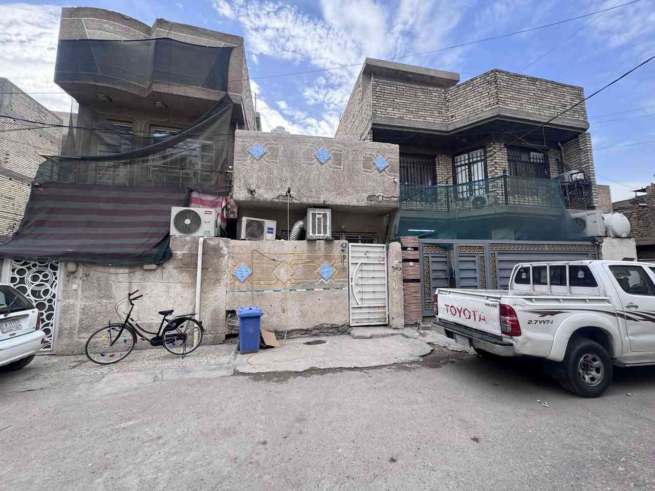 دار للبيع 
في الخطيب الزراعي فرع سيد الاسعار 
مساحة 50م  طابق ونصف 
واجهة 4.20 ونزال 12
الطابق الاول استقبال حولي مطبخ  ، وصحيات وغرفة نوم 
الطابق الثاني حولي وغرفة نوم 
بناء كامل .
نوع الارض : زراعي سند 25 
***********
