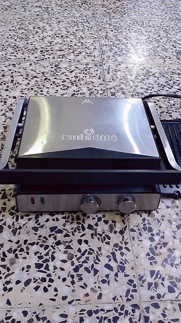 جهاز لبيع جديد اصلي الماني وافل+صاج مرتين مسختدمه
‎كابسة صاج + جهاز وافل + شواية
‎ تفتح 180 درجة
‎سطح كرانيت غير قابل للالتصاق
قدرة 2000 واط
 تحكم بالوقت والحرارة
العنوان بغداد الشعب سعر 40 الف 
***********
سعر بلمحلات 85الف نفسه حالياً
