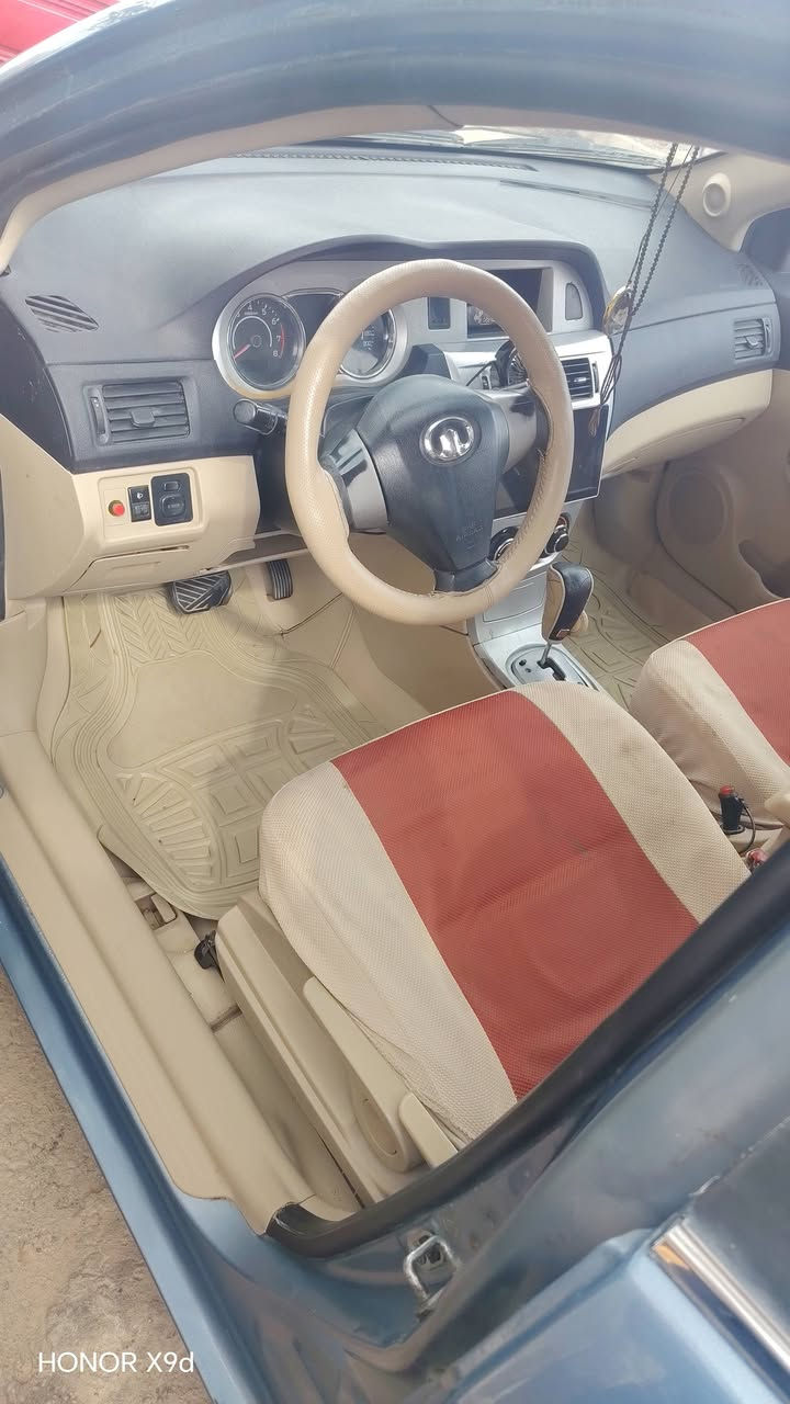 سلام عليكم سياره فولوكس للبيع كير مكينه حداديه مكفولات وتخم تاير جديد اوتاماتيك شاشه  كهربائيات كله شغاله رقم الهاتف /*********** سعر. 37 وبيه مجال
