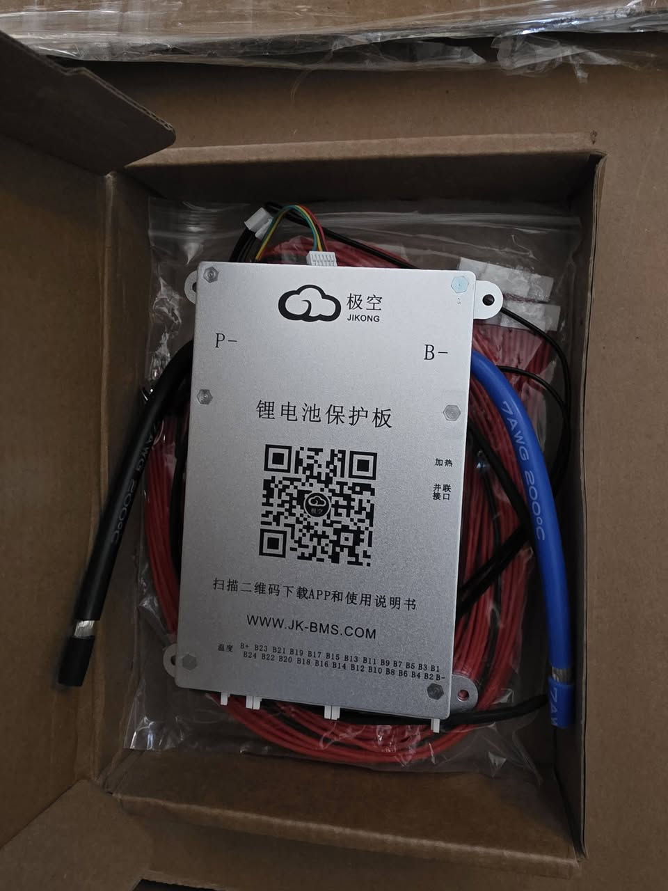 هذا المنتج هو لوحة حماية بطارية الليثيوم (BMS) من العلامة التجارية Jikong (极空).
الوظيفة: إدارة وحماية حزم بطاريات الليثيوم، ويظهر في الصورة دعمها لعدد كبير من الخلايا (تصل إلى 24 سلسلة).

المميزات: تحتوي على واجهة للتدفئة (Heating) وواجهة للتوصيل المتوازي (Parallel interface).

التطبيق: تتوافق مع تطبيق خاص للتحكم والمراقبة يمكن تحميله عبر مسح رمز الاستجابة السريعة (QR Code).

الموقع: يمكن الحصول على مزيد من المعلومات من خلال الموقع المذكور في الصورة WWW.JK-BMS.COM
السعر 45شامل التواصل ع الرقم ***********

