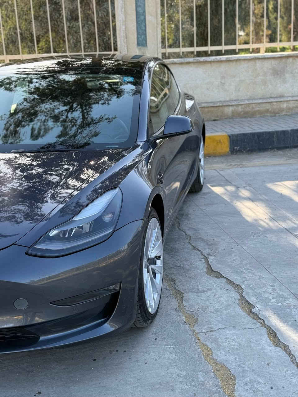 Tesla Model 3
ضرر
جاملغ مبدل ومصبوغ
دوسات صبغ 
جاملغ خلفي جهة النفر صبغ 
١٤٥ وبيها مجال 
السيارة كلش حلوة ومرتبة وما ناقصها اي شي
‏‪0777 461 1040‬‏واتس أب Singapore
