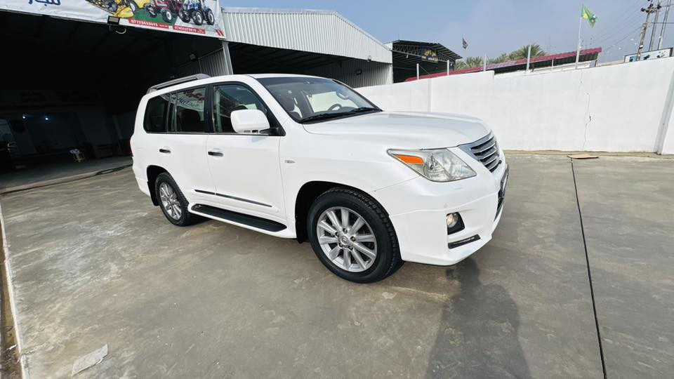 سلام عليكم للبيع لكزز موديل ١١
سيارة جديدة 
رقم شمالي 
فول موصفات 
ترهم مراوس
ماشيه ١٤٠
***********
