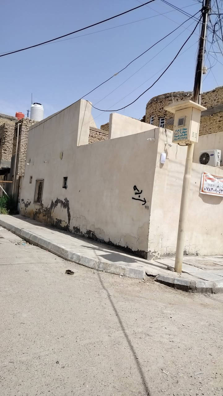 سلام عليكم بيت 100متر 10في 10طابو صرف
العنوان الاسكان الصناعي الفرع الي وره بانزين خانه ركن على شارعين قريب شارع العام سوق الشيوخ

يحتوي على غرفتين وصاله ومطبخ داخلي واستقبال خارجي للعلم البناء قديم للاستفسار ***********///***********
