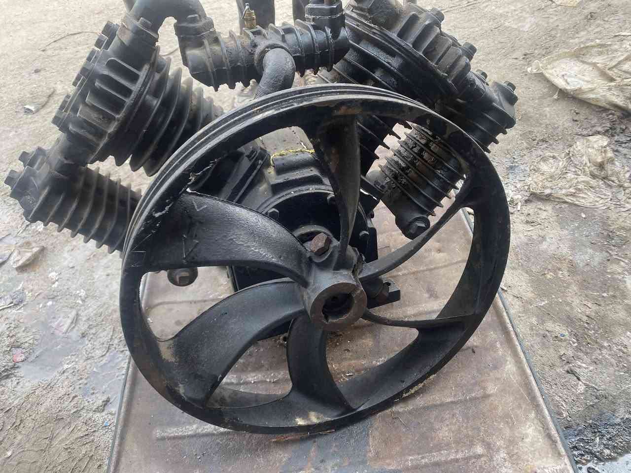 عندي ٣ تاروسات للبيع ٢٠٠ الف مكاني بغداد حريه
***********
