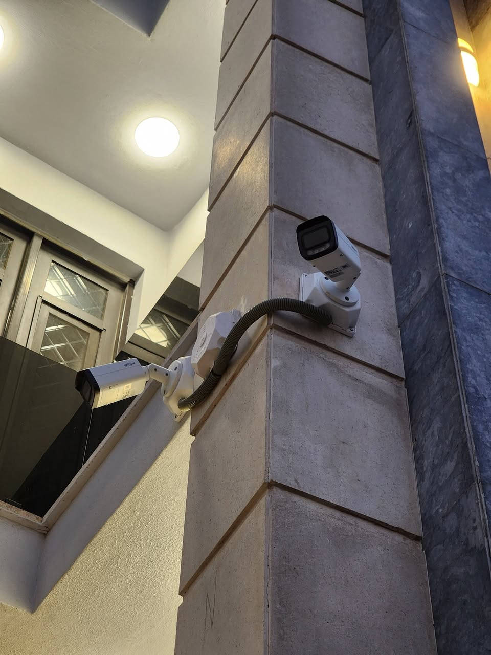 تنصيب كامرات المراقبه للمشاريع والبيوت والبنايات 
تنصيب ستلايت مركزي 
منضومات صوتيه 
بدالات اتصال
اقفال ذكيه
شبكات الانترنيت الداخليه  
***********
