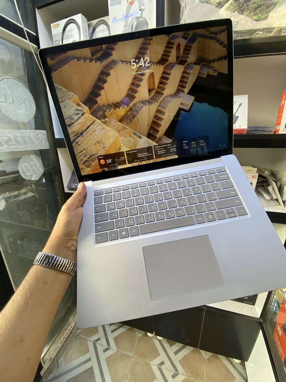 💻 Microsoft Surface Laptop 4

حجم الشاشة : 15 لمس 
🔹 المعالج: Intel Core i5-1045G7 الجيل العاشر 
🔹 كرت الشاشة: Iris Plus Graphics
🔹 الذاكرة العشوائية (RAM): 16GB
🔹 التخزين: 256SSD
🔹 شاشة أنيقة وعالية الدقة بتصميم نحيف وخفيف الوزن

✨ مميزات إضافية:
• أداء قوي وسريع
• بطارية تدوم طويلاً
• تصميم ألمنيوم أنيق
• لوحة مفاتيح مريحة مع إضاءة خلفية

العنوان : قضاء النصر - شارع شركة الطائي - مقابيل حامد المصور


**إذا كنت صاحب هذا الإعلان وتريد حذفه لأي سبب، رجاءا أرسل رسالة إلى الدعم الفني**