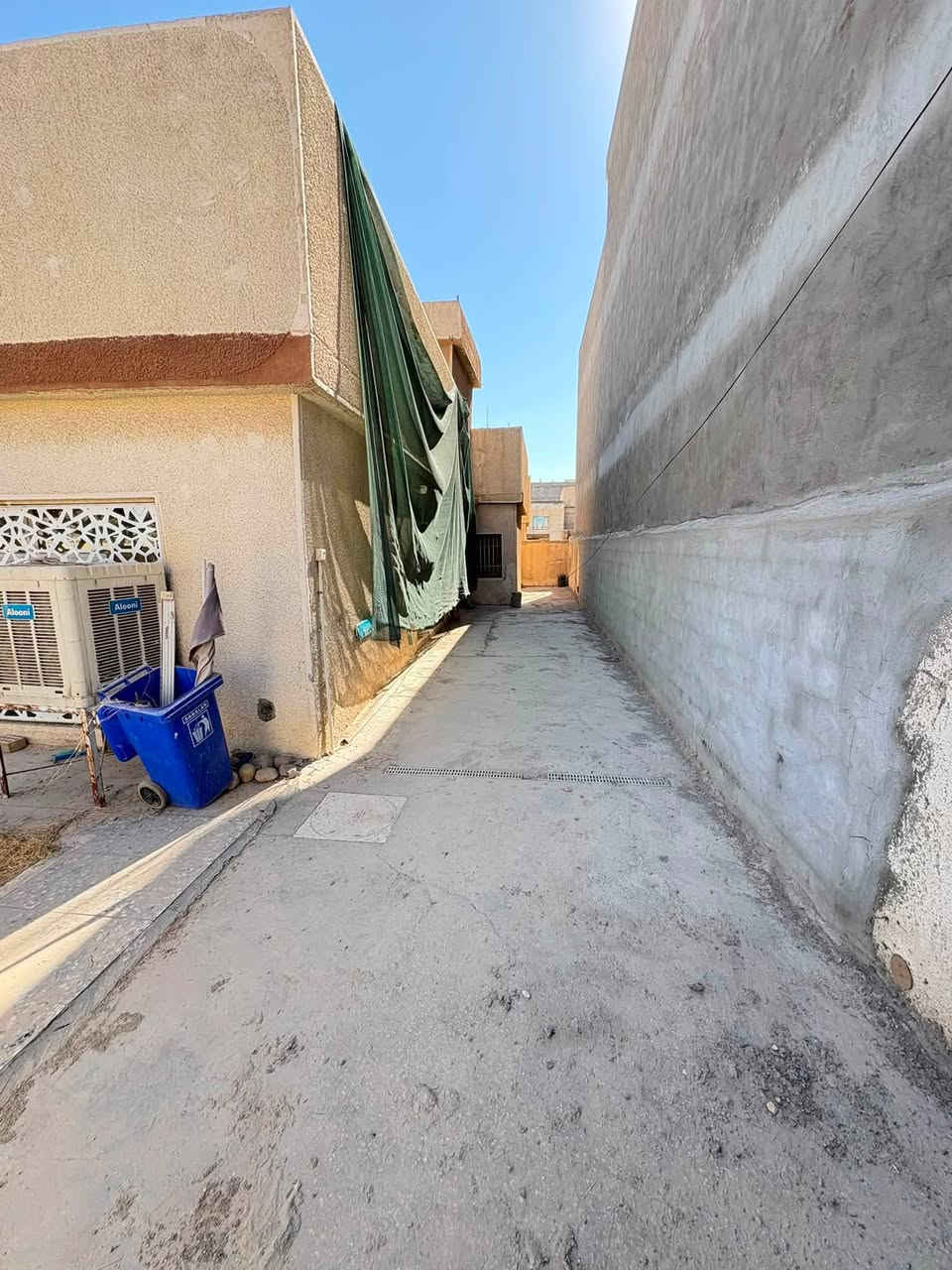 فرصة استثمارية مميزة في قلب حي الجهاد (الضباط) - بسعر قطعة أرض! 🏠 أرض
للبيع بيت قديم بسعر قطعة أرض، موقع استراتيجي ومميز جداً، مثالي للبناء الحديث أو الاستثمار.
📍 الموقع: حي الجهاد - الضباط.
📐 المساحة: 300 متر مربع.
📏 الواجهة: 15 متر (ممتازة).
🛣️ الموقع: يقع على شارعين .
مميزات العقار:
✅ طابق واحد.
✅ كراج واسع جداً (يتسع لـ 3 سيارات).
✅ حديقة خاصة.
✅ التوزيع الداخلي: استقبال، صالة واسعة، مطبخ، 2 غرفة نوم، 2 حمام، ومخزن.
✅ جيران راقين ومنطقة هادئة.
💰 السعر: مليون و 900 ألف دينار للمتر الواحد.
للاستفسار، يرجى التواصل على الرقم: [***********]
لا تفوت الفرصة، الموقع بحد ذاته مكسب!
