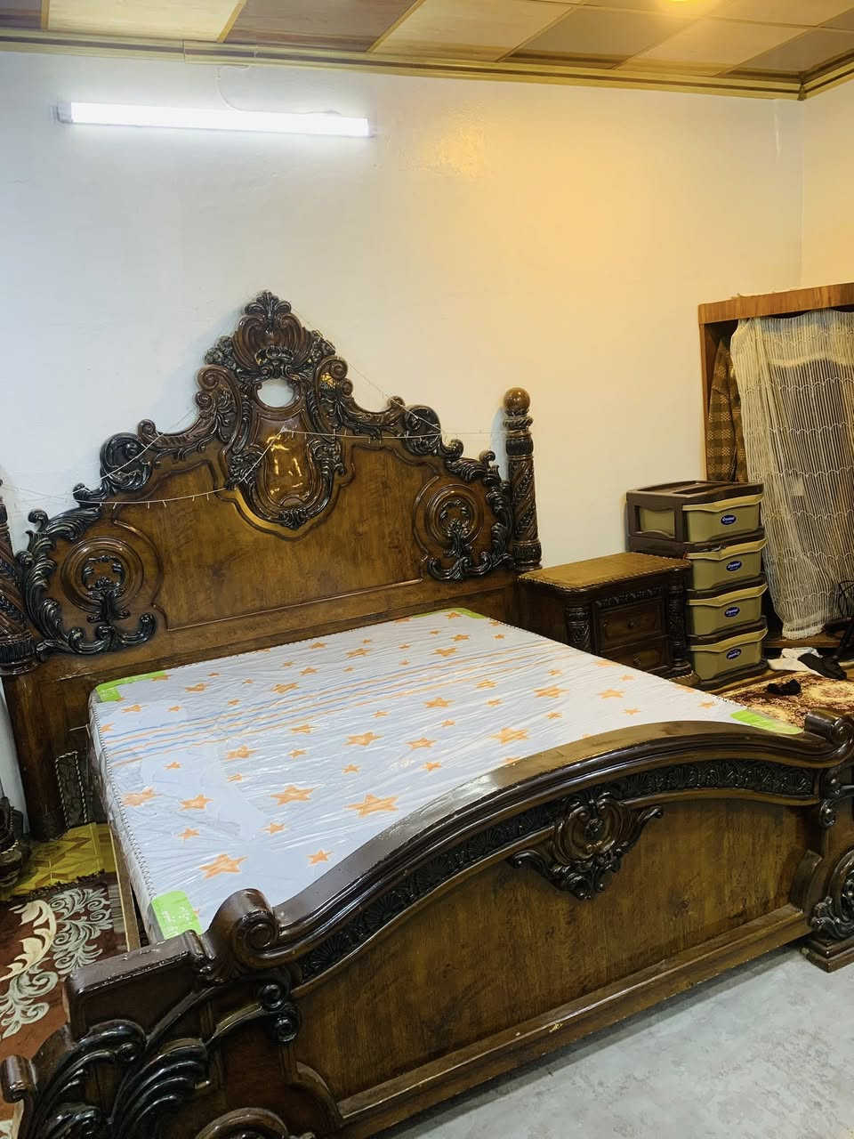 غرفه اخشاب للبيع السعر 450 و بيها مجال الستفسار عل رقم ***********
