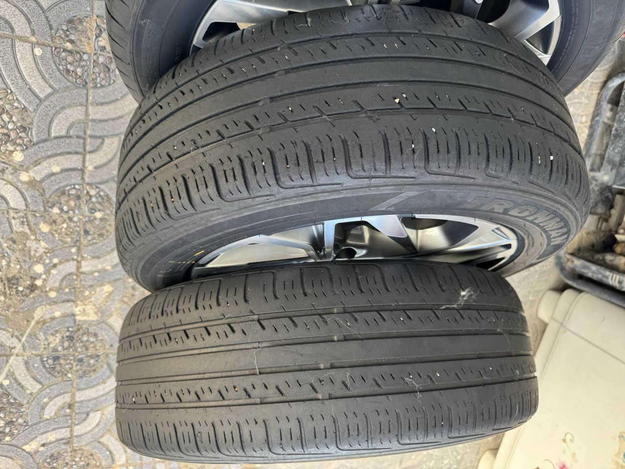 سلام عليكم تخم ويل كب سوناتا 23يرهم على جميع السيارات بلادي مو تجاري ويا تخم تاير نضيف الحجم 17/55/215 السعر 400وبيهن مجال ***********
